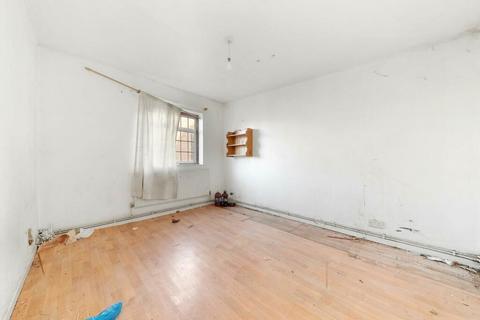 16 Celandine Close, London, E14 7AY
