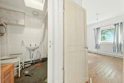 16 Celandine Close, London, E14 7AY