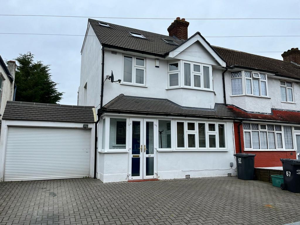 Greenwood Road, Mitcham CR4 5 bed semidetached house £2,800 pcm (£
