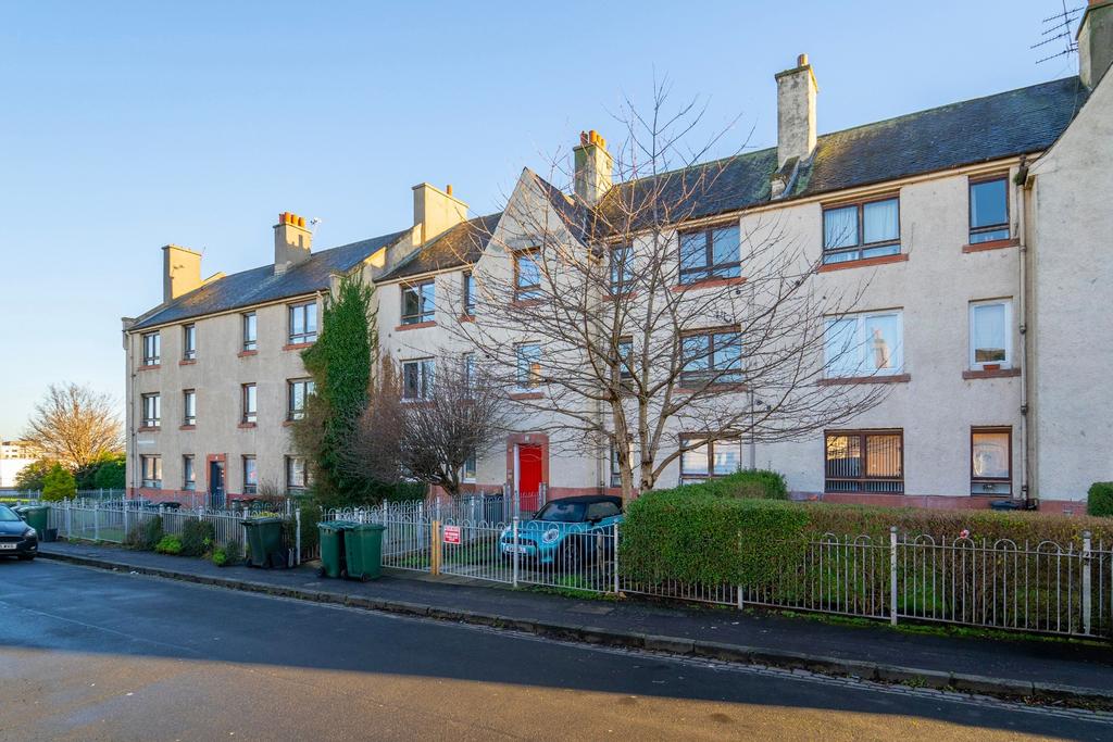 Royston Mains Road, Granton, Edinburgh, EH5 1JQ 2 bed apartment for