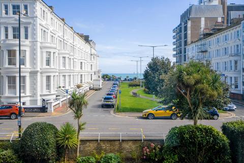 3 bedroom flat for sale, Chiswick Place, Eastbourne