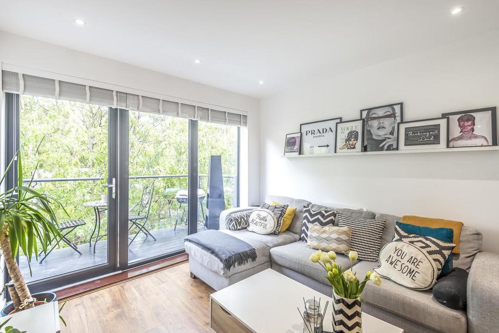 Boundaries Road, Balham 1 bed flat for sale £475,000