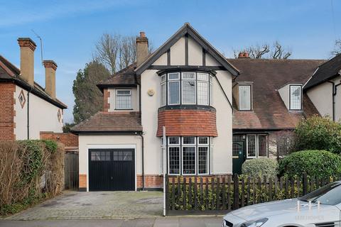 7 Crossways, Romford, RM2 6AA
