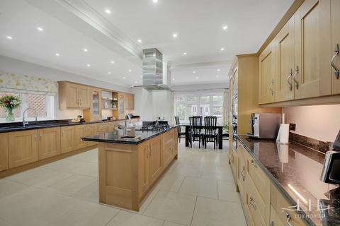 7 Crossways, Romford, RM2 6AA