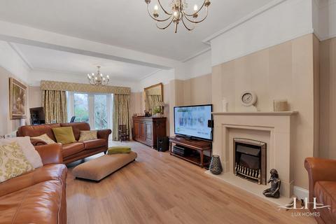 7 Crossways, Romford, RM2 6AA