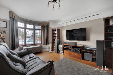 7 Crossways, Romford, RM2 6AA