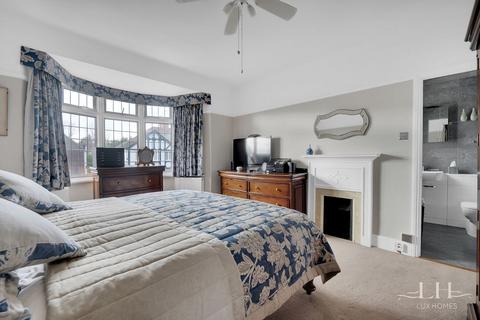 7 Crossways, Romford, RM2 6AA