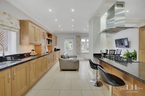 7 Crossways, Romford, RM2 6AA