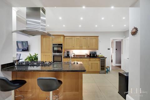 7 Crossways, Romford, RM2 6AA