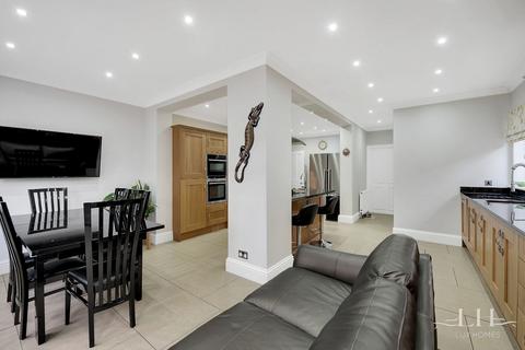 7 Crossways, Romford, RM2 6AA