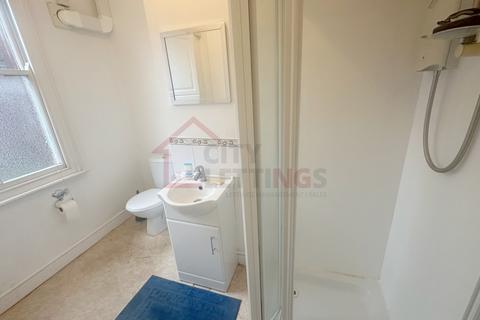 1 bedroom in a house share to rent, Burford Road
