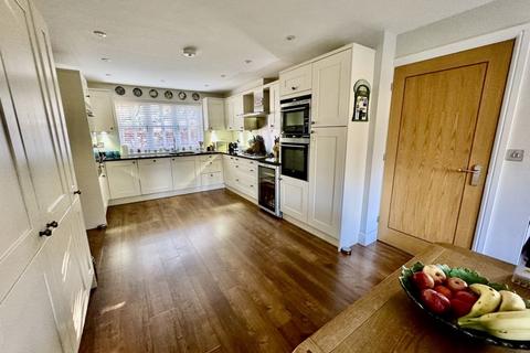 5 bedroom detached house for sale, Grange Drive, Wooburn Green HP10