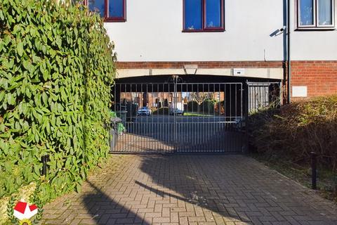 9b Lysons Avenue, Gloucester, GL1 5QE