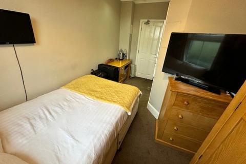 1 bedroom in a house share to rent, North Parade, Room 303