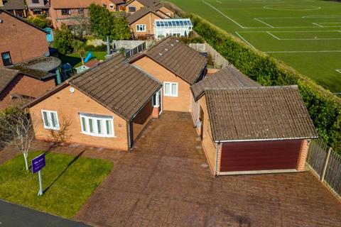 3 bedroom detached bungalow for sale, Melrose Avenue, Stourbridge DY8