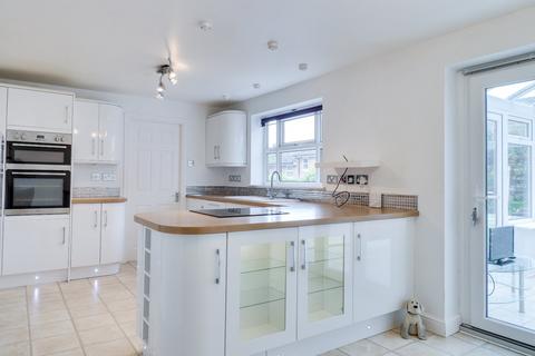 25 Cavalier Drive, Apperley Bridge, Bradford, BD10 0UF