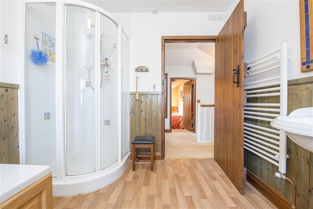 Family Bathroom - View 2