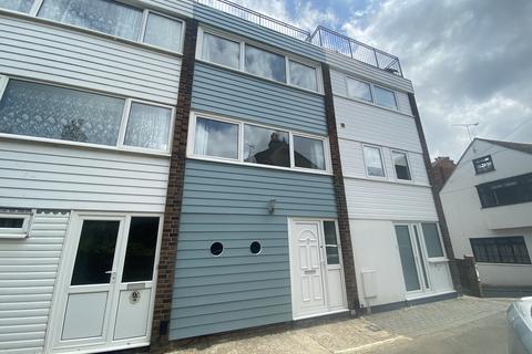 3 bedroom townhouse to rent, Sun Hill, Cowes