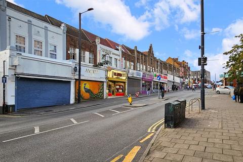 4 bedroom apartment to rent, Ealing Road, Wembley, HA0