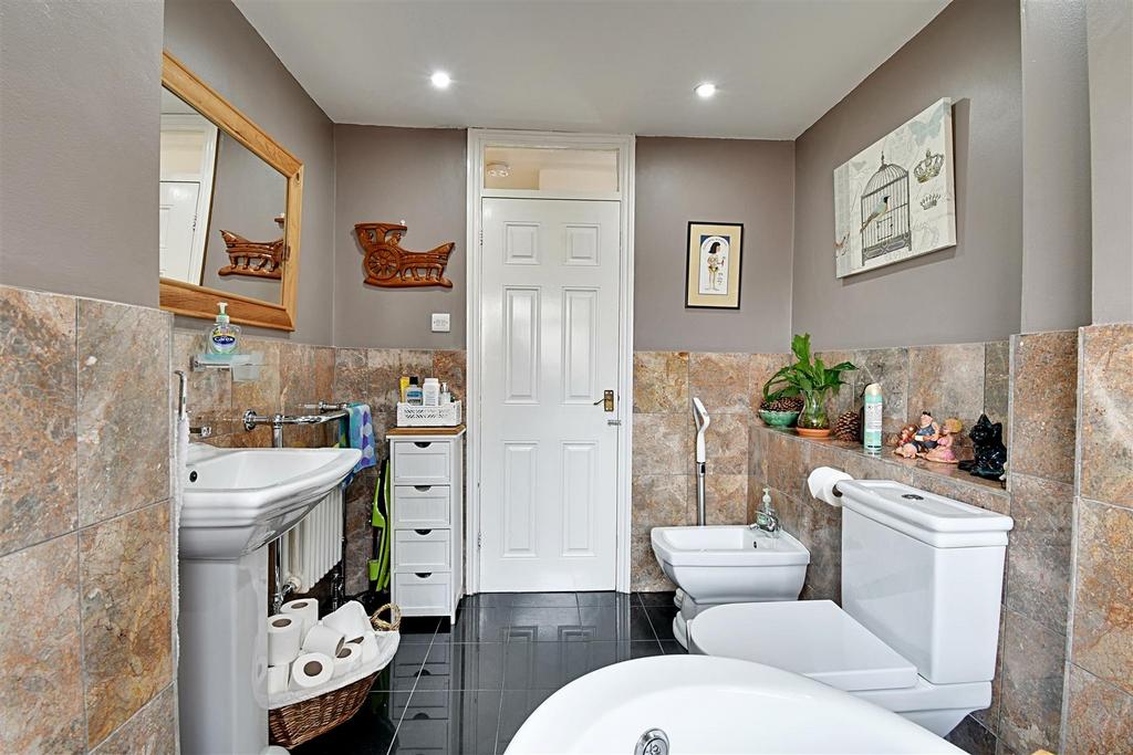Bathroom 2.jpg