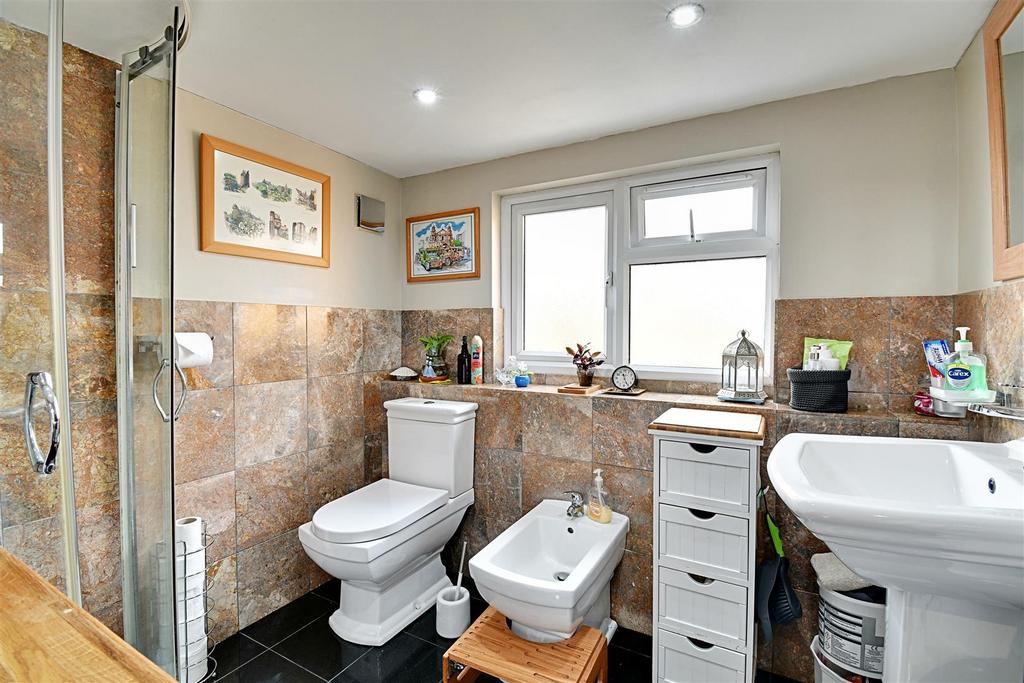 En-Suite 1.jpg