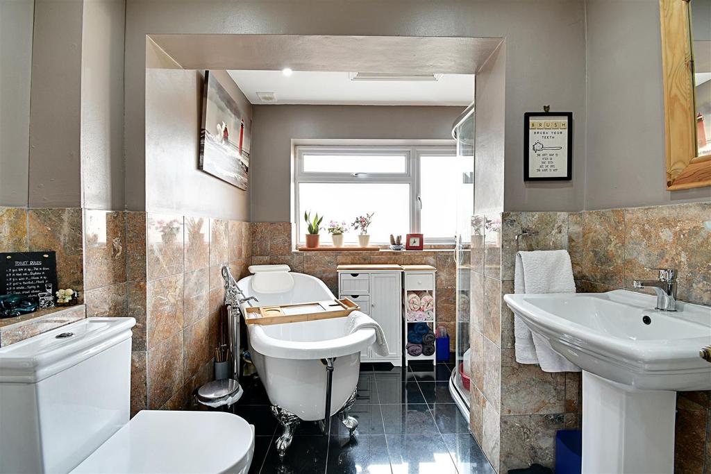 Bathroom 1.jpg