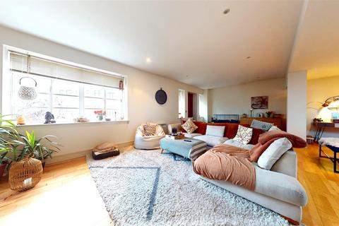 Apartment 18, Courtlands Hayes Road, Sully, Penarth, CF64 5QG