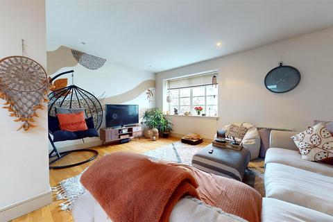 Apartment 18, Courtlands Hayes Road, Sully, Penarth, CF64 5QG