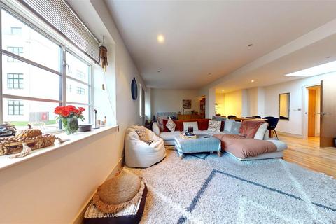 Apartment 18, Courtlands Hayes Road, Sully, Penarth, CF64 5QG