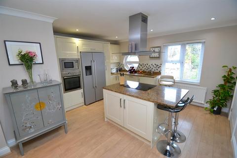 2 bedroom retirement property for sale, Yew Tree Court, Barnet Lane, Elstree