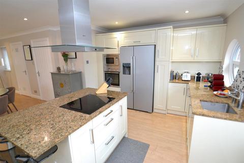 2 bedroom retirement property for sale, Yew Tree Court, Barnet Lane, Elstree