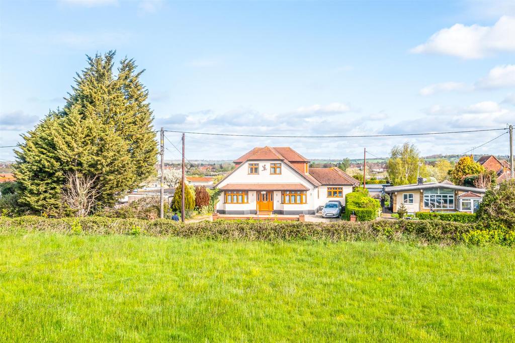 Pooles Lane, Hockley SS5 6 bed detached house for sale £700,000