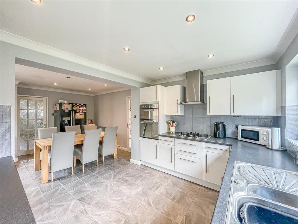 Raphael Drive, Shoeburyness SS3 4 bed house £465,000