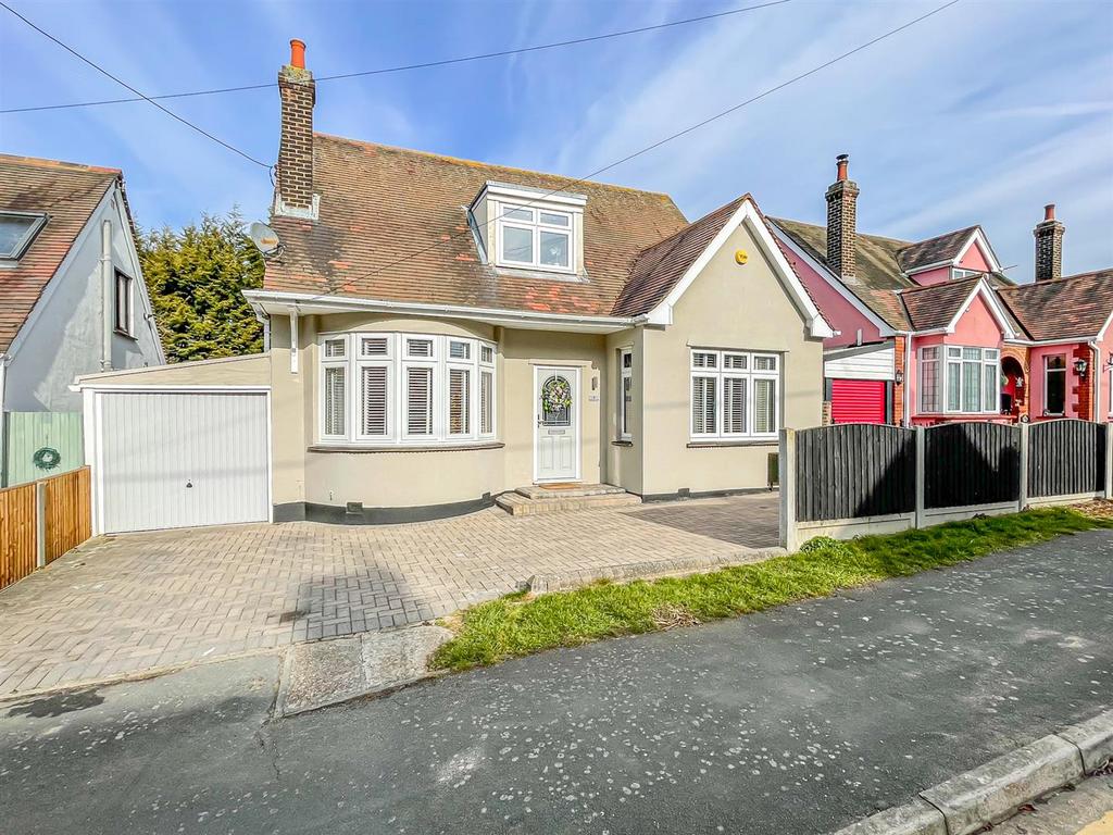 Hawkwell Road, Hockley SS5 4 bed detached house for sale £550,000