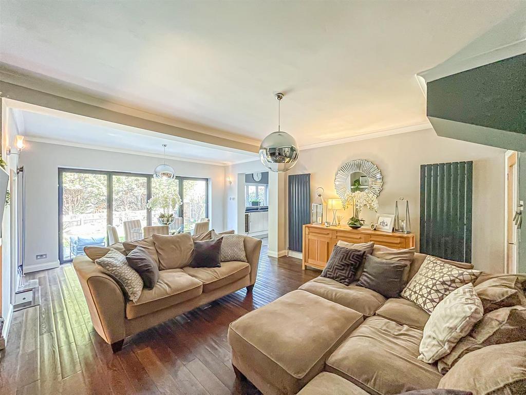Hawkwell Road, Hockley SS5 4 bed detached house for sale £550,000