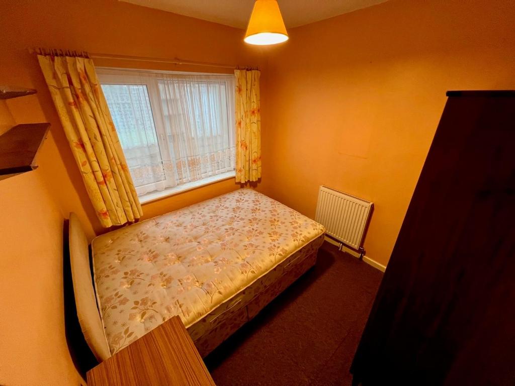 Pic 20 (bed2).jpg