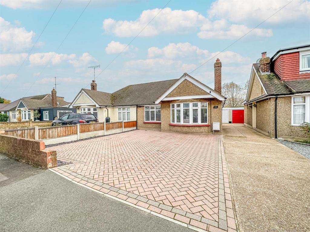 Hamilton Gardens, Hockley SS5 2 bed semidetached bungalow for sale £