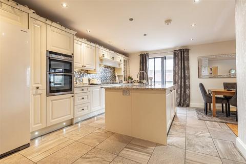 42 Forest Drive, Theydon Bois, Epping, CM16 7EZ