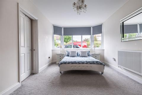 42 Forest Drive, Theydon Bois, Epping, CM16 7EZ