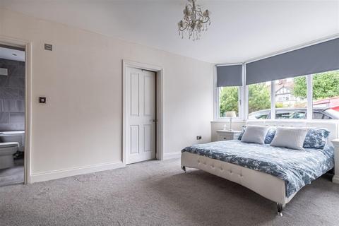 42 Forest Drive, Theydon Bois, Epping, CM16 7EZ