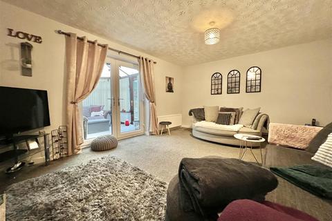 3 bedroom end of terrace house for sale, Burnett Rise, Bradford BD13