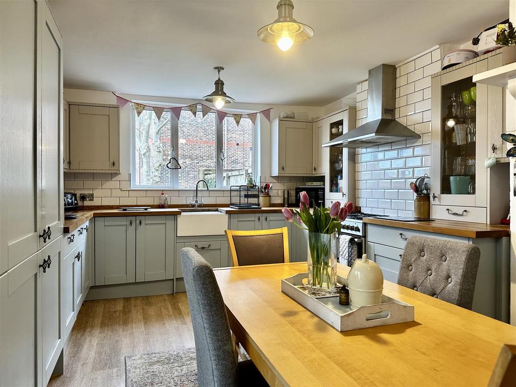 Ashleigh Road, Barnstaple EX32 6 bed house for sale £375,000