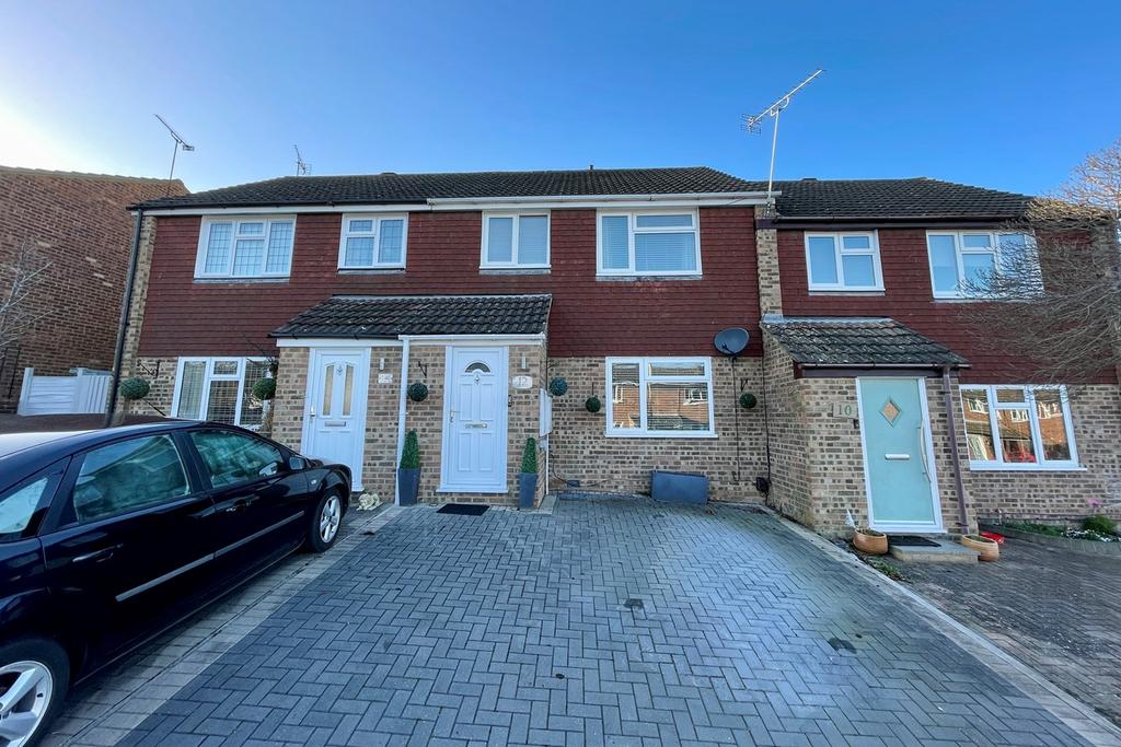 Wordsworth Avenue, YATELEY GU46 3 bed terraced house for sale £385,000