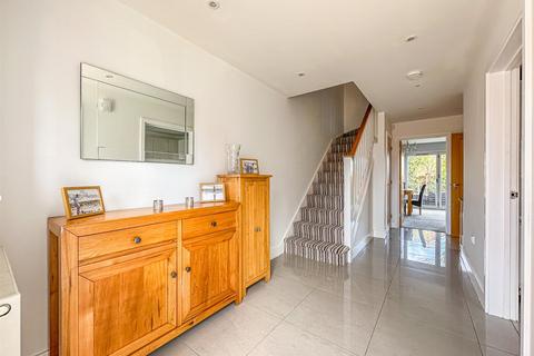 21 Highwell Gardens, Hawkwell, Hockley, SS5 4LY