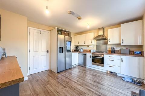 63 Christmas Tree Crescent, Hawkwell, Hockley, SS5 4FN