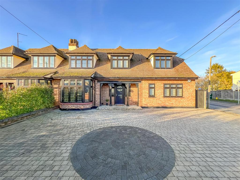 Greensward Lane, Hockley SS5 5 bed semidetached house for sale £575,000