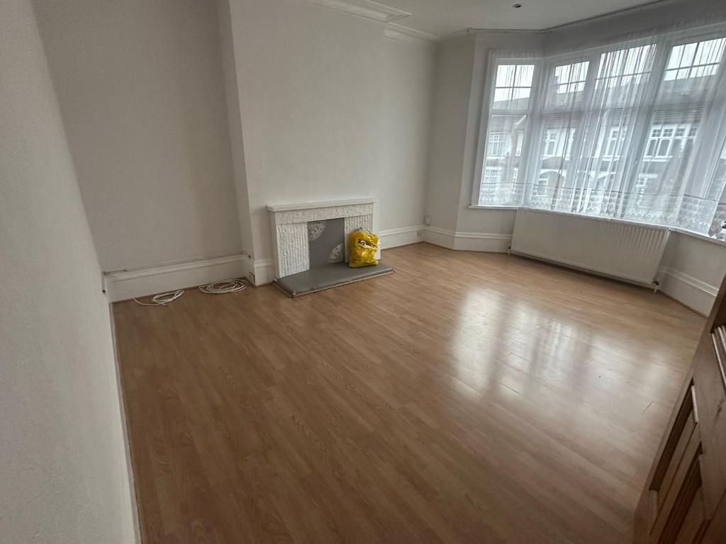2 BEDROOM FLAT FOR RENT IN PALMERS GREEN 2 bed flat £1,650 pcm (£381 pw)