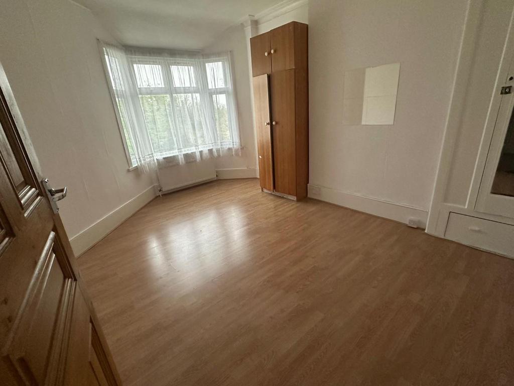 2 BEDROOM FLAT FOR RENT IN PALMERS GREEN 2 bed flat £1,650 pcm (£381 pw)