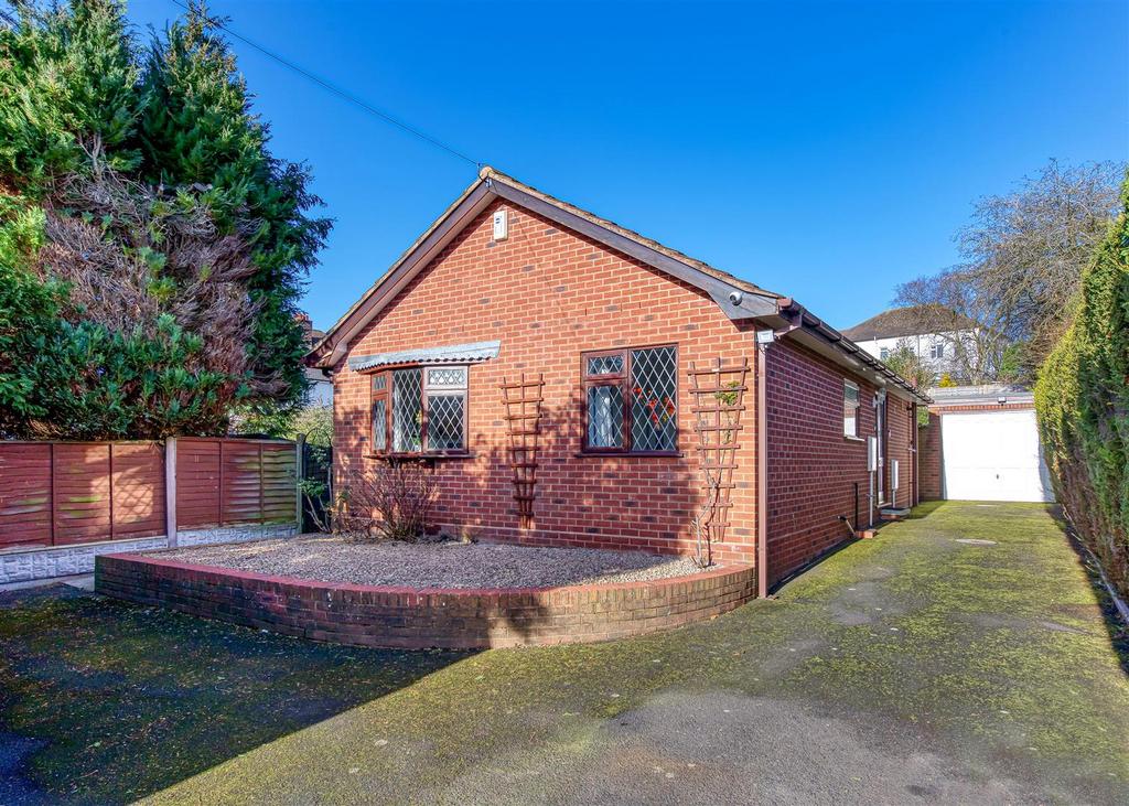 10 Planks Lane, Wombourne, Wolverhampton 2 bed detached bungalow for