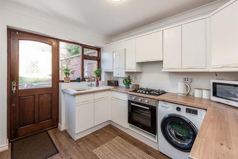 10 Planks Lane, Wombourne, Wolverhampton, WV5 9HE